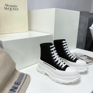 Alexander Mqueen Tread Slick Boot In Magnolia