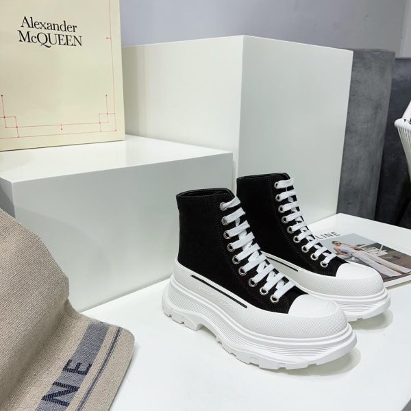 Alexander Mqueen Tread Slick Boot In Magnolia