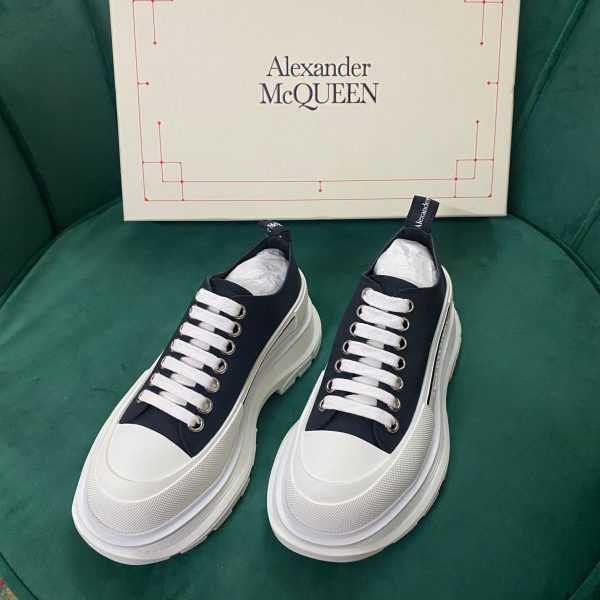 Alexander Mqueen Tread Slick Lace Up in Black/white