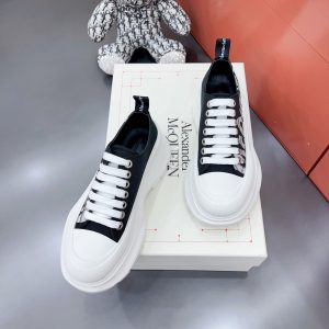 Alexander Mqueen Tread Slick Lace-up In Black