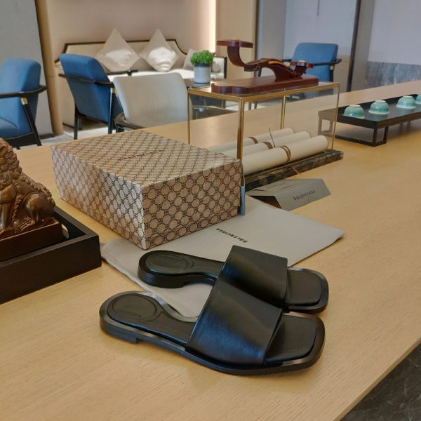 Balenciaga Logo Leather Slide Sandal - Image 2