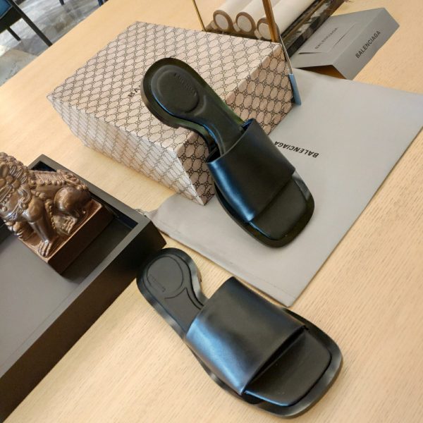 Balenciaga Logo Leather Slide Sandal - Image 3