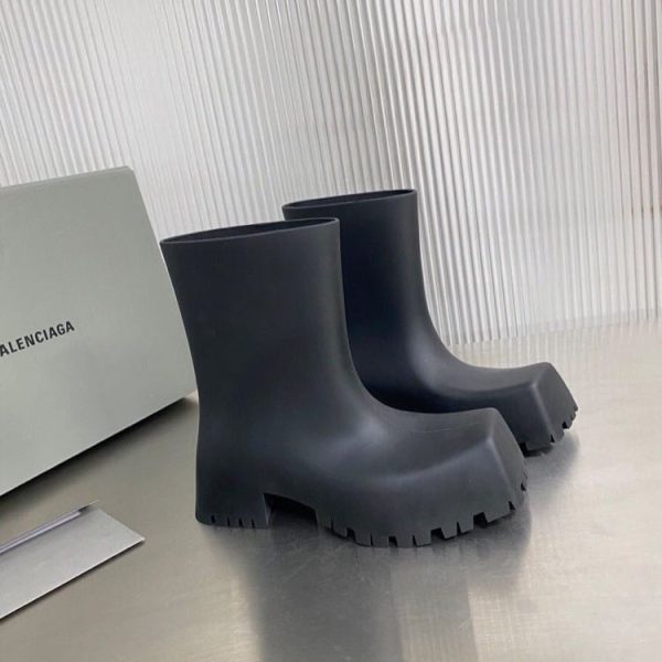 Balenciaga Women's Trooper Rubber Boot In Black