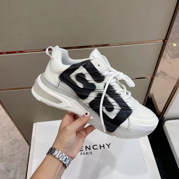 Givenchy 4G Logo Print Low-Top Sneakers - Image 3