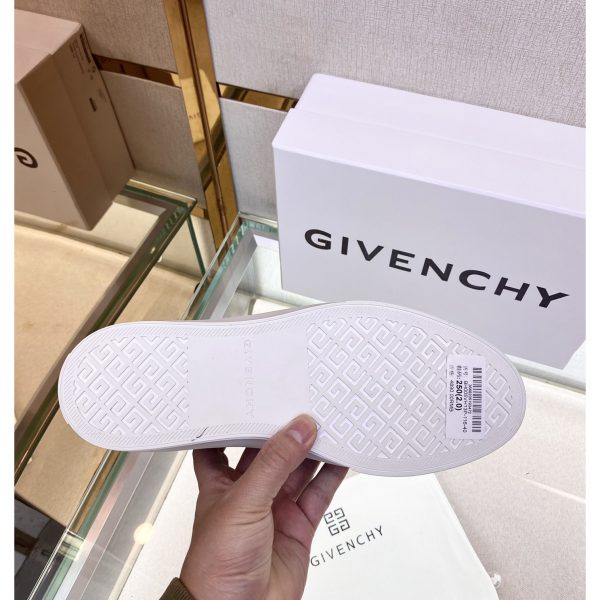 Givenchy Logo Print Low-Top Sneakers - Image 4