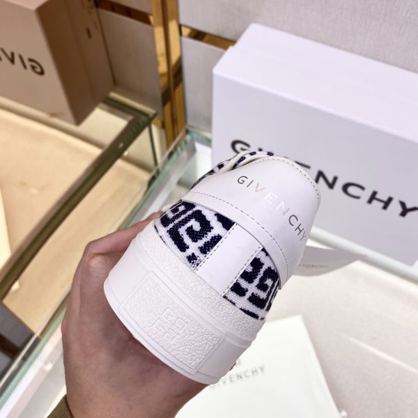 Givenchy Logo Print Low-Top Sneakers - Image 5