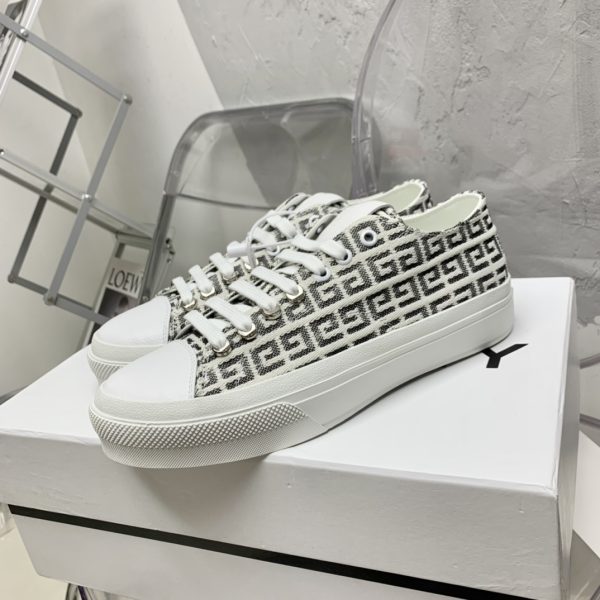 Givenchy Sneakers City Sport in 4G Raffia —Black/White