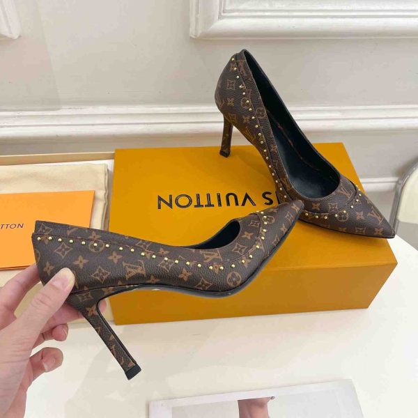 Louis Vuitton Signature Pump - Image 2