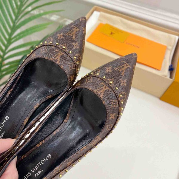 Louis Vuitton Signature Pump - Image 4